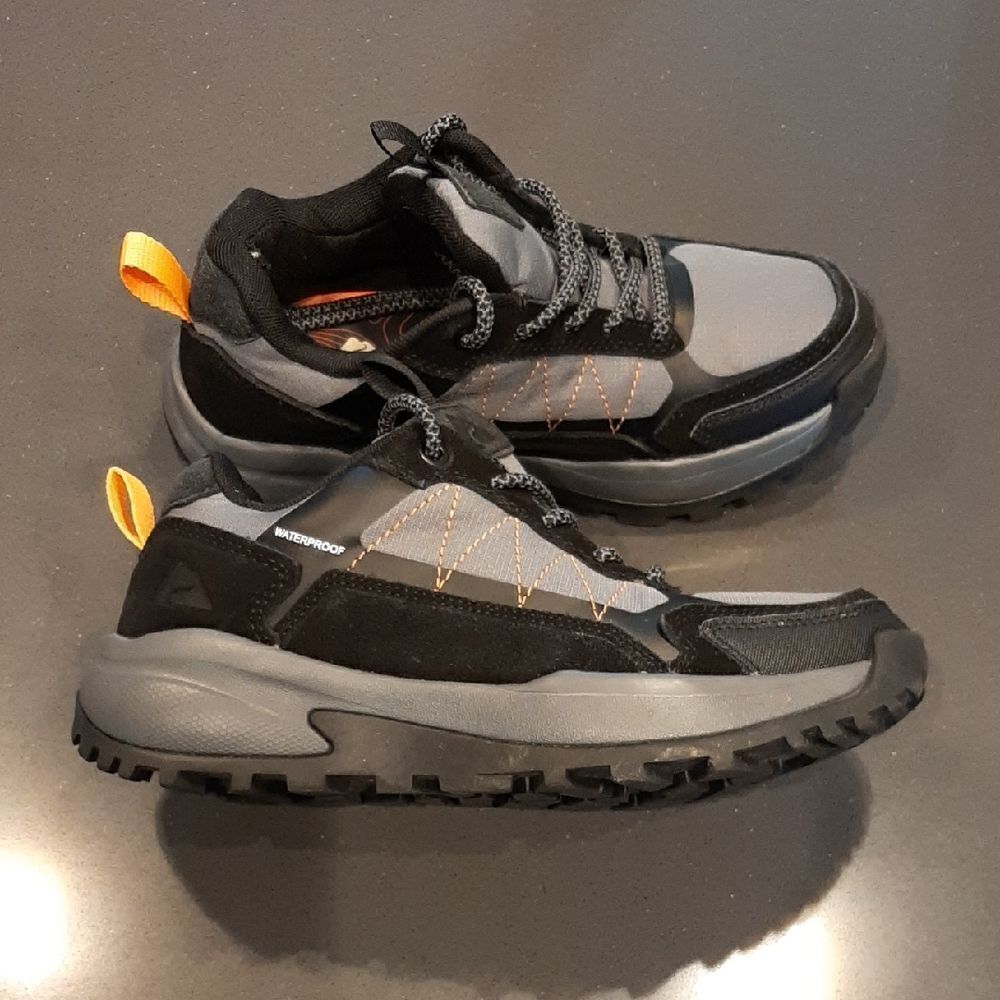 Ozark Trail Mens 6 Black and Gray Hiking Shoes